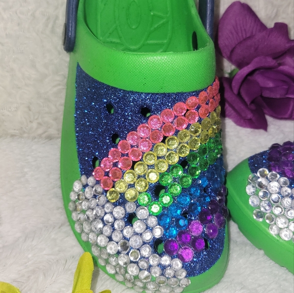 Custom kids' shoes size 13-1 with rainbow bracelet - Picture 4 of 7